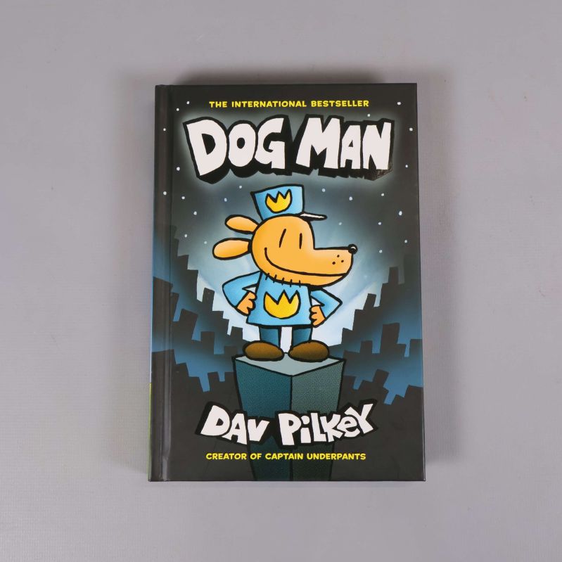 Framsida av boken Dog Man med färgglad illustration och titel