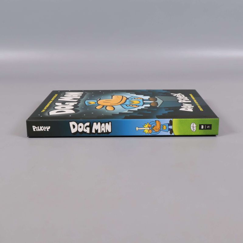 Bokrygg av Dog Man med titel och illustration