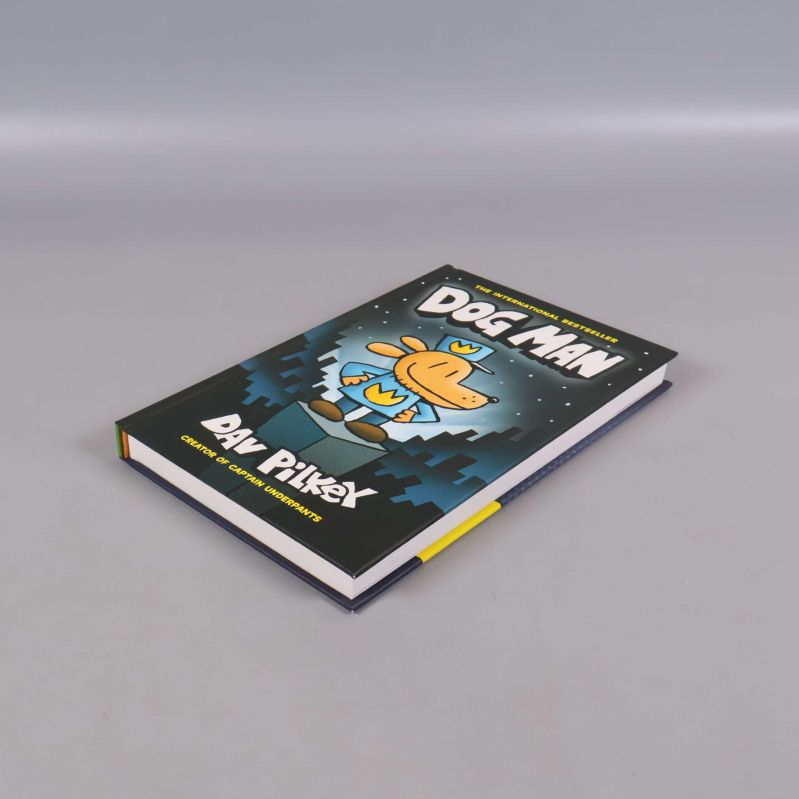 Dog Man-boken liggande på bordet med fram- och baksida synliga