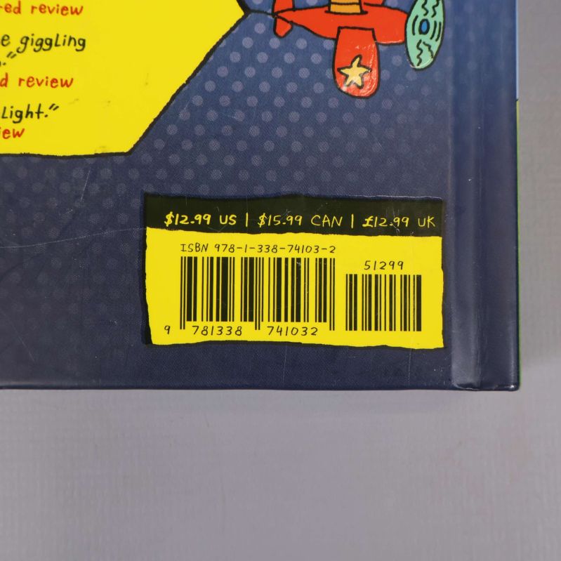 Närbild på baksidan av Dog Man med ISBN och streckkod