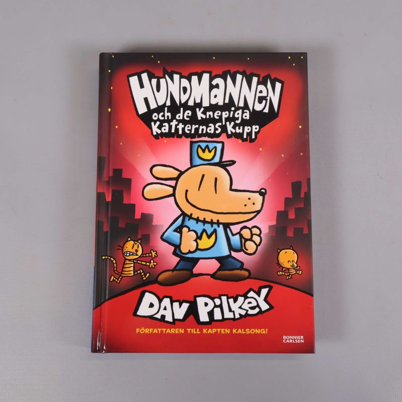 Framsidan av Hundmannen och de knepiga katternas kupp av Dav Pilkey