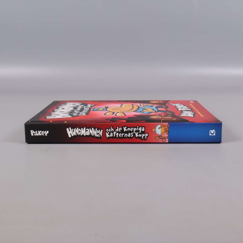 Bokomslagets rygg med titel och Dav Pilkeys namn