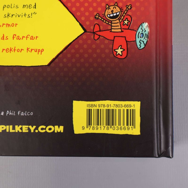Närbild på baksida med ISBN 978-91-7803-669-1 och streckkod
