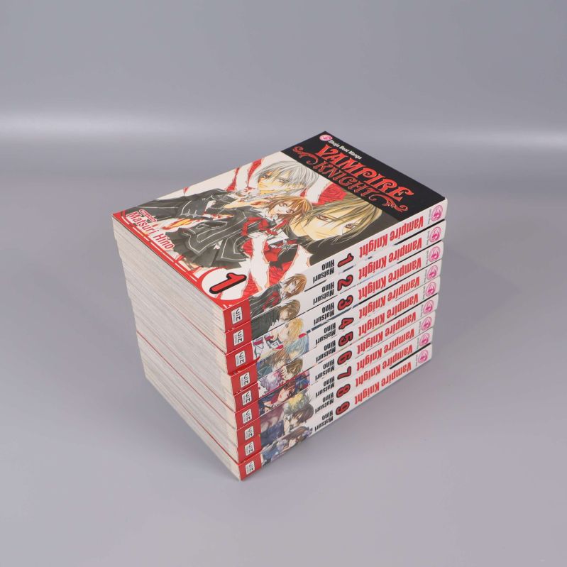 Vampire Knight manga volym 1-9 staplade med omslagen synliga