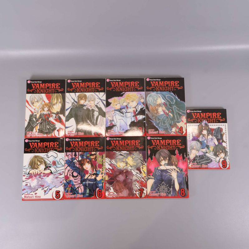 Vampire Knight volym 1 till 9 upplagda med framsidorna synliga