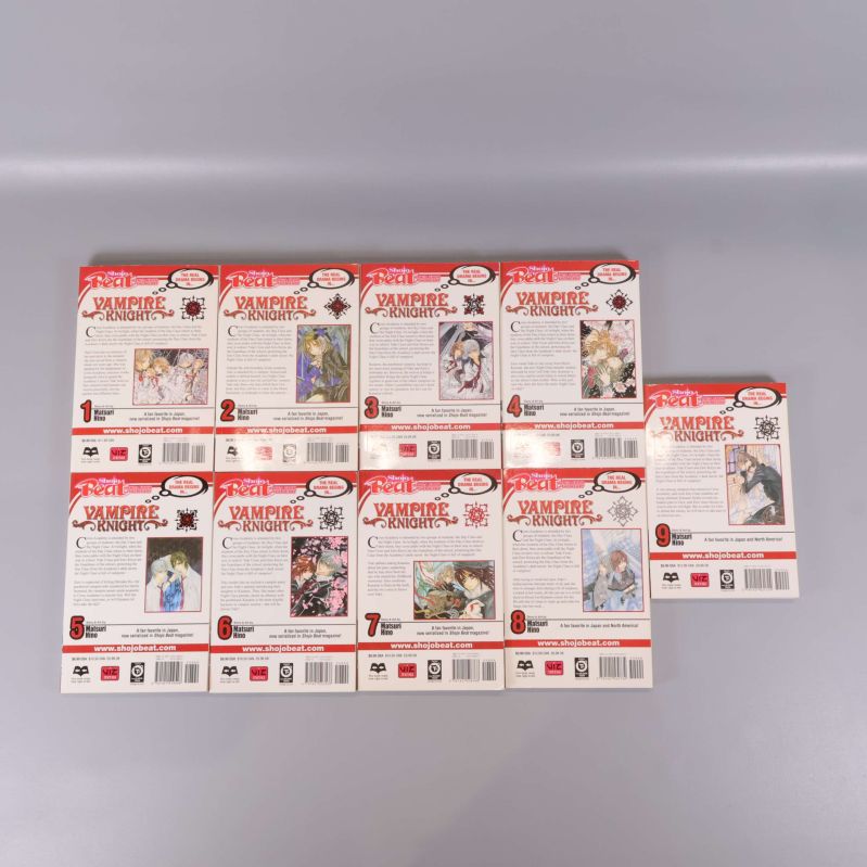 Baksidor på Vampire Knight volym 1 till 9 med text och bild