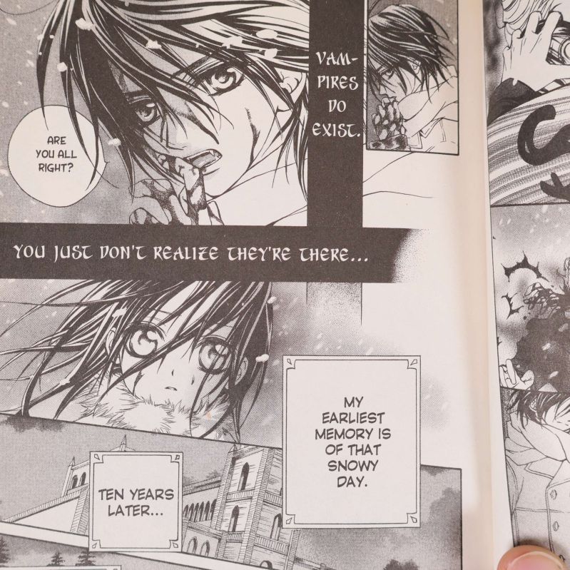 Närbild av svartvita seriesidor från Vampire Knight med engelska dialoger