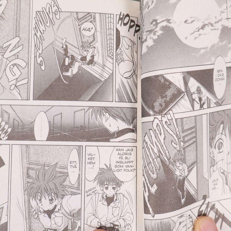 Uppslag ur D.N. Angel manga med svenska textrutor och actionsekvens