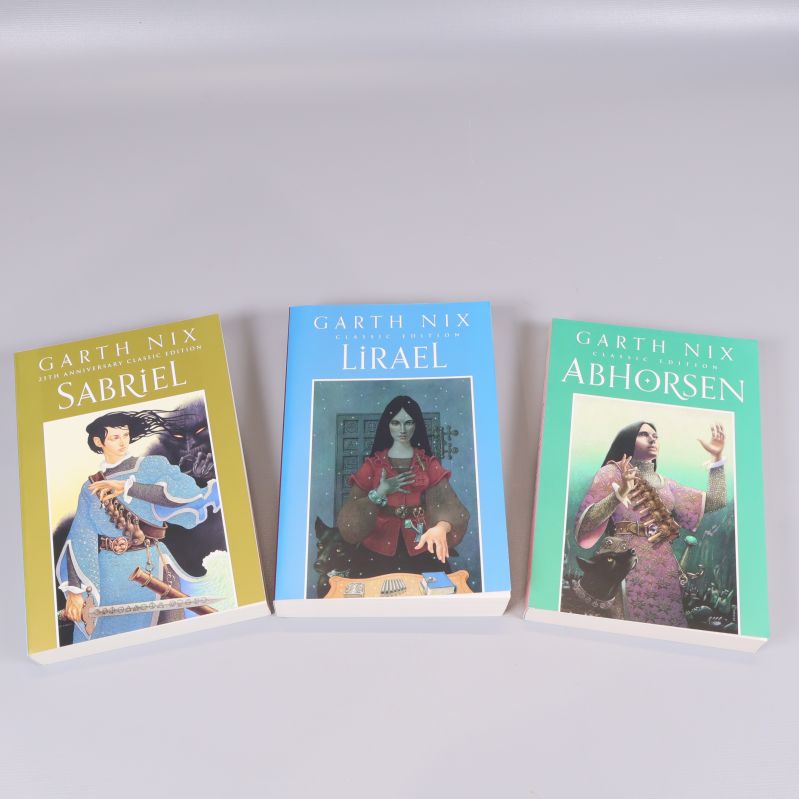 Tre böcker ur Old Kingdom box set uppställda, framsidor synliga