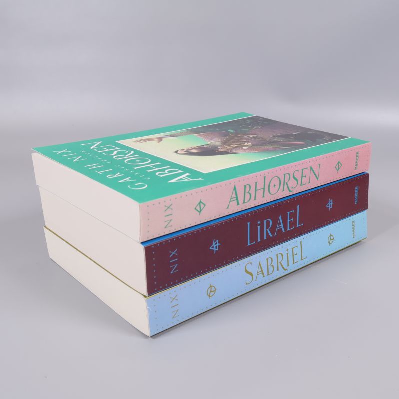 Staplade böcker Sabriel, Lirael och Abhorsen med ryggen uppåt