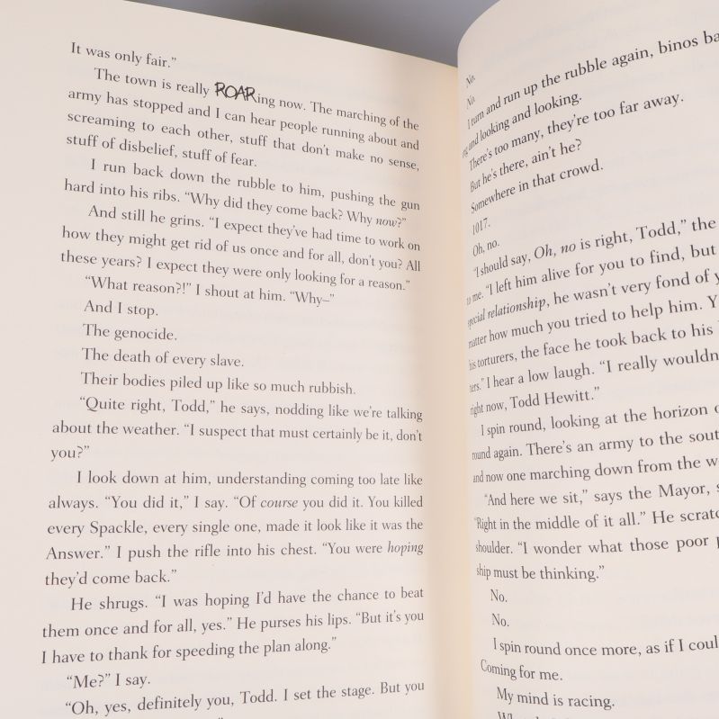 Uppslag ur en av Chaos Walking-böckerna med engelsk text