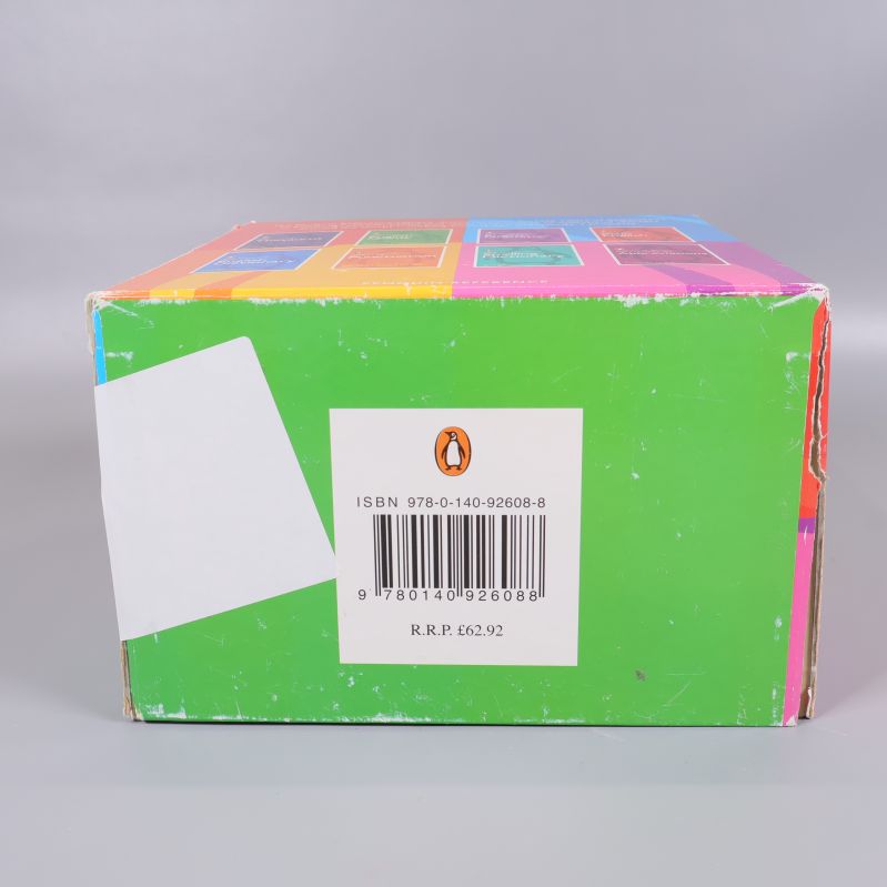ISBN-etikett 978-0-140-92608-8 på boxens kortsida