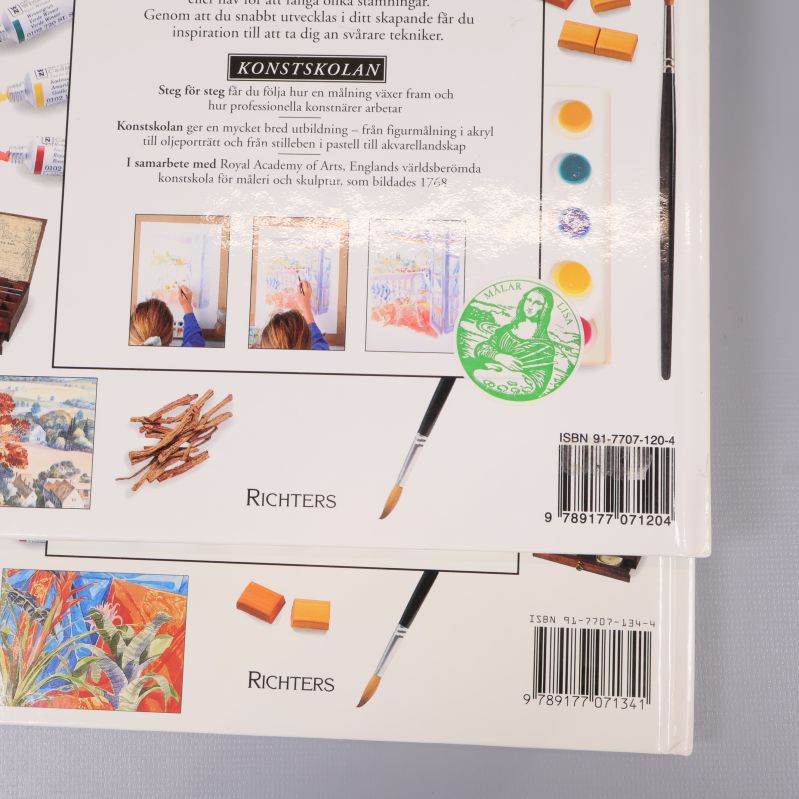 Närbild på baksidorna som visar ISBN-nummer och färgpaletter