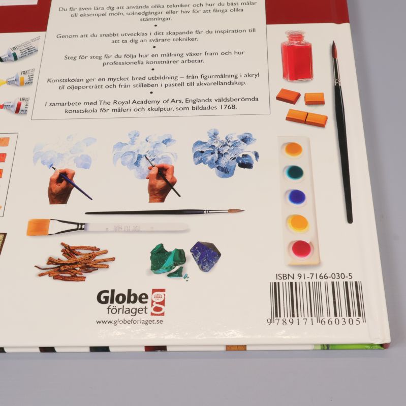 Närbild på baksidan av boken med ISBN