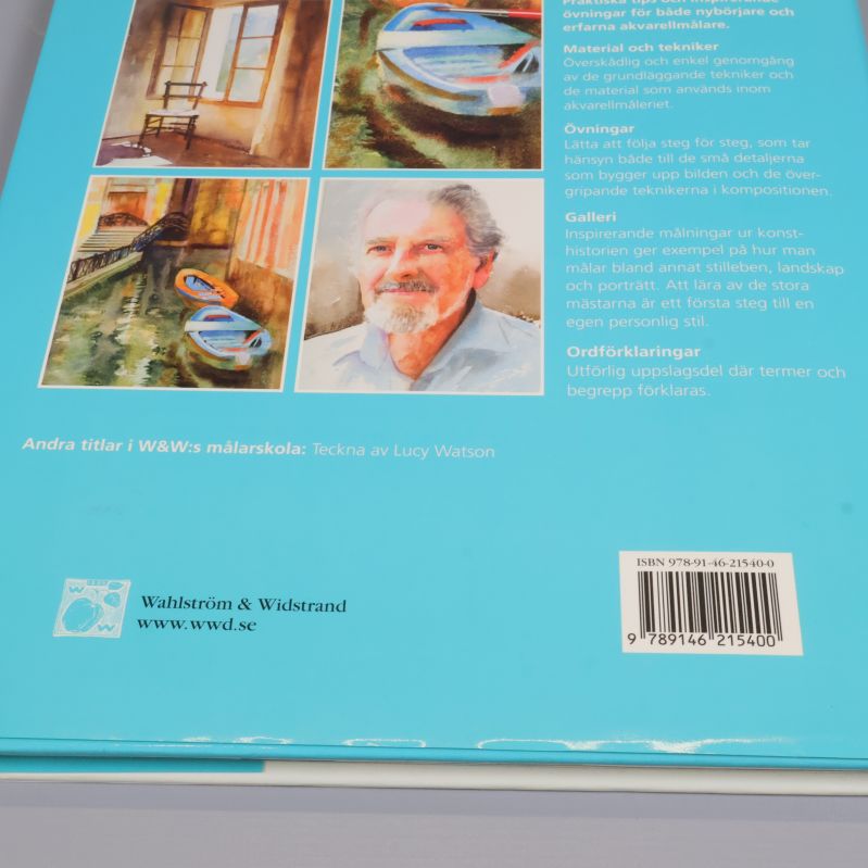Närbild på bokens baksida med akvarellmålningar och ISBN