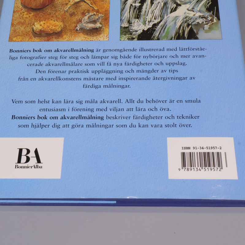 Närbild på baksida med text- och ISBN-etikett