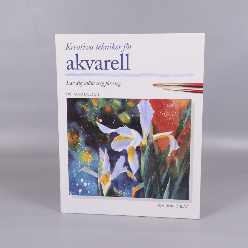 Kreativa tekniker för akvarell framsida med färgglad målning och penslar