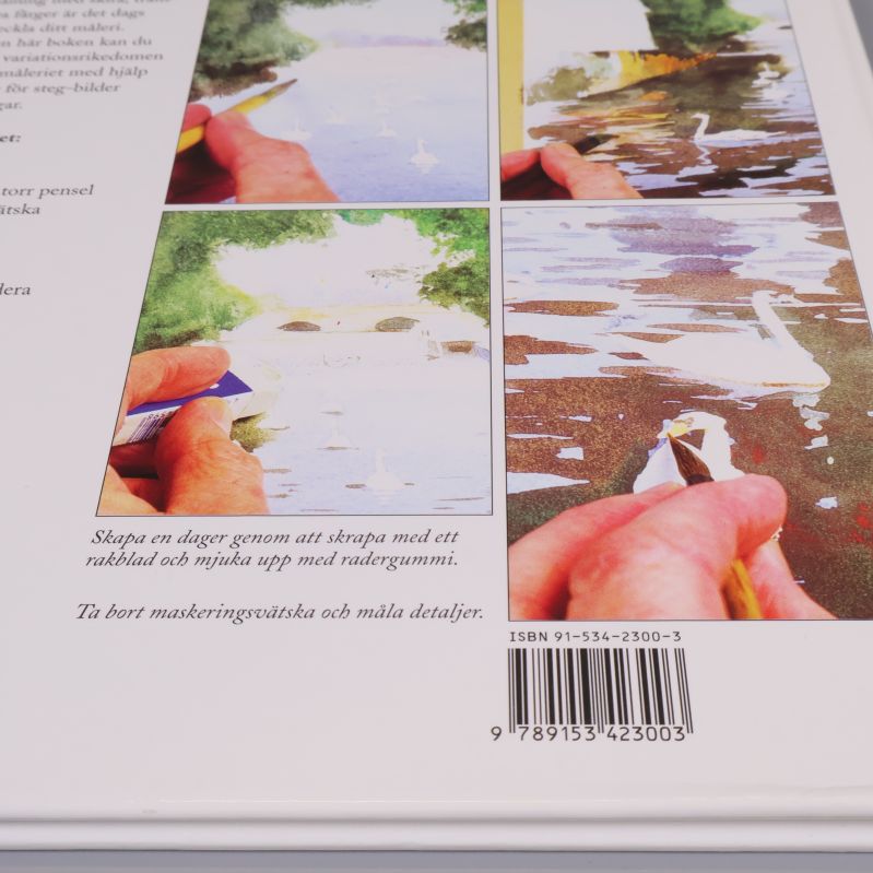 Närbild på bokens baksida med ISBN-nummer och akvarellinstruktioner