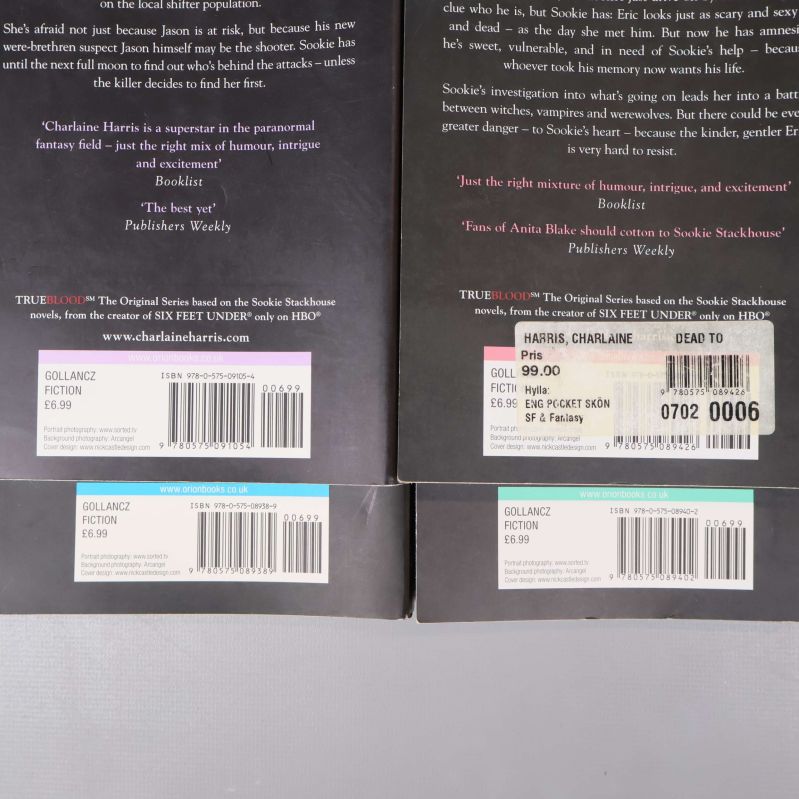 Närbild på baksidor av böcker med synliga ISBN-nummer och etiketter