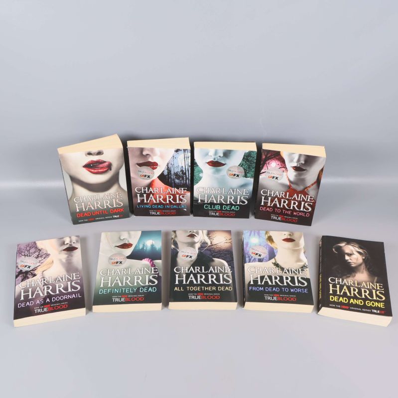 Åtta Charlaine Harris-böcker ur Sookie Stackhouse-serien i två rader