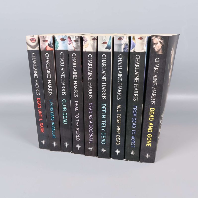 Ryggen på alla åtta Sookie Stackhouse-böcker samlade