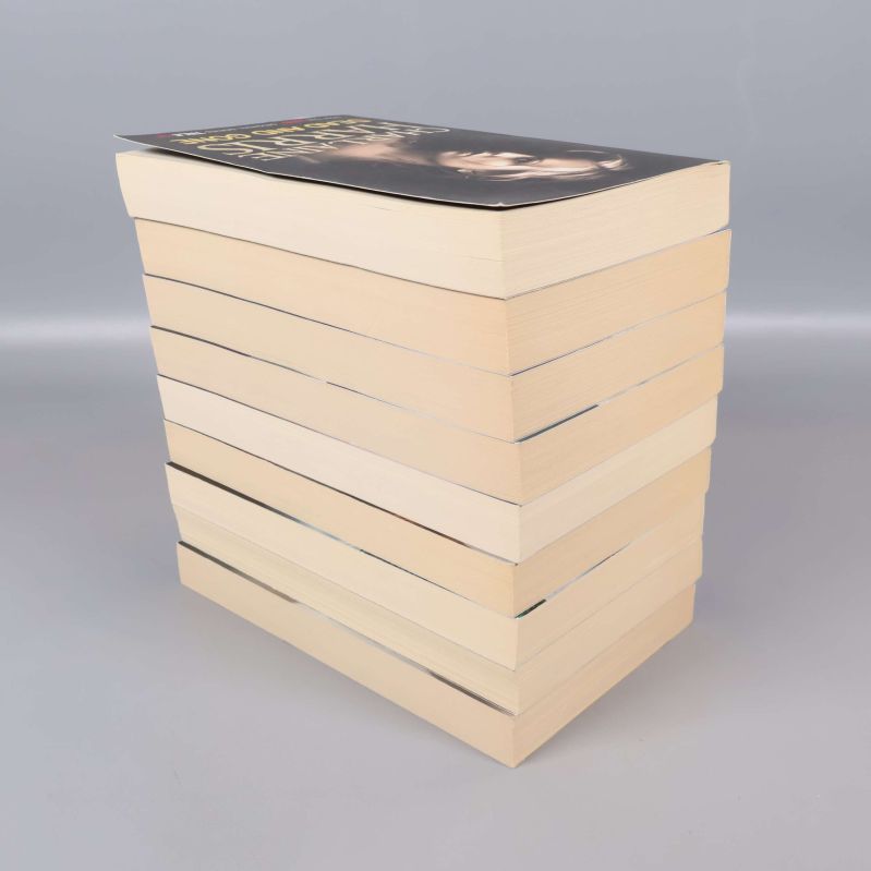 Staplat paket med åtta Charlaine Harris-böcker från sidan