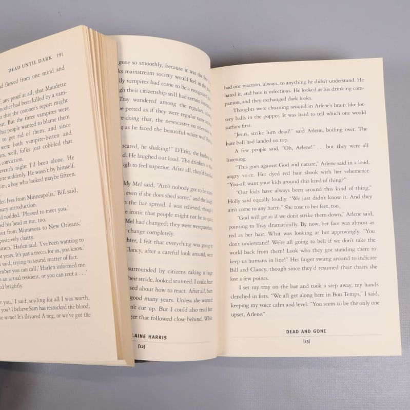 Uppslag från Dead Until Dark och Dead and Gone av Charlaine Harris