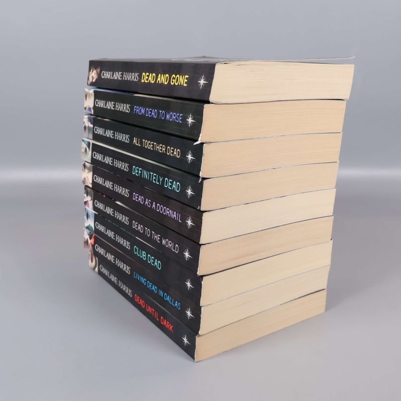Sookie Stackhouse-böcker staplade i omvänd ordning sett från sidan