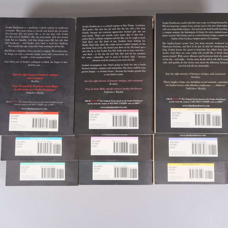 Närbild på baksidor av Sookie Stackhouse-böckerna, med beskrivningar och streckkoder