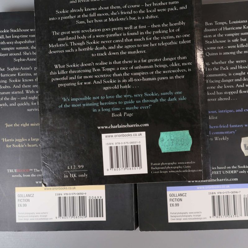 Närbild på baksidor av böcker med synliga ISBN-nummer och etiketter