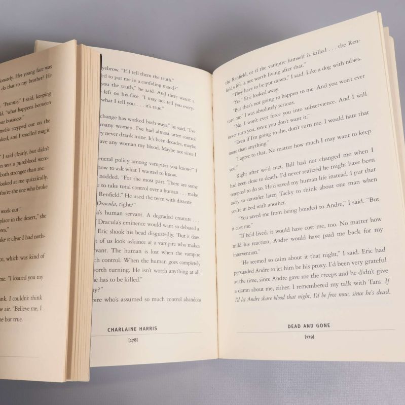 Uppslaget i en Charlaine Harris-bok med läsbar engelsk text på båda sidor