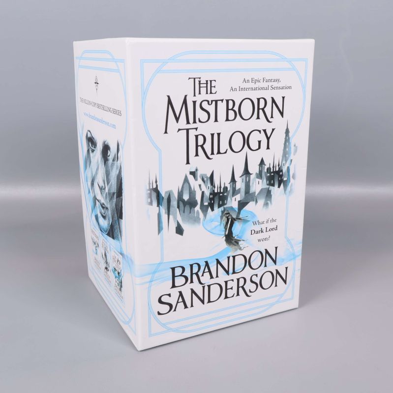 Framsidan på Mistborn Trilogy box med blå och svart illustration