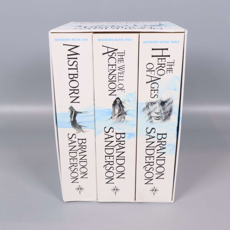 Tre böcker ur Mistborn trilogy uppställda sida vid sida