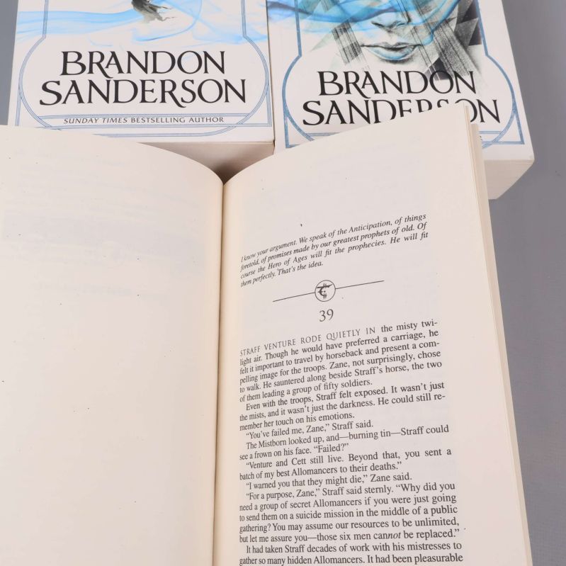 Närbild av uppslagen sida inuti Mistborn-boken med kapitelstart
