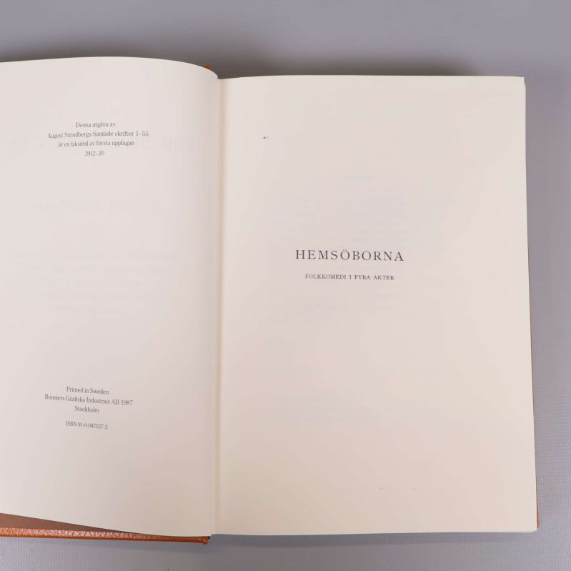 Bokuppslag med titeln Hemsöborna och ISBN-sida
