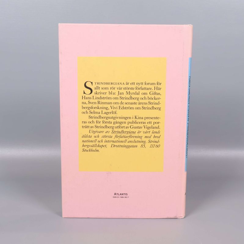 Baksida av boken Strindbergiana med gul ruta och text