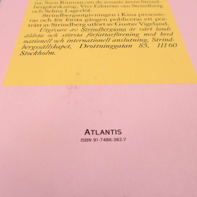Närbild på baksidan av Strindbergiana med ISBN-nummer