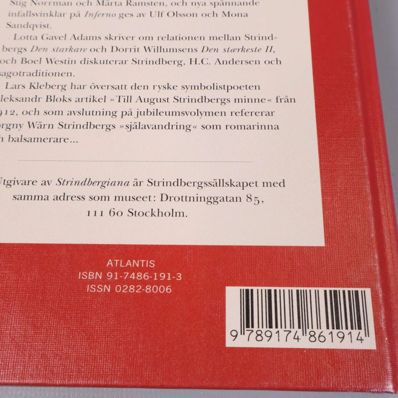 Närbild av baksida visar ISBN och streckkod