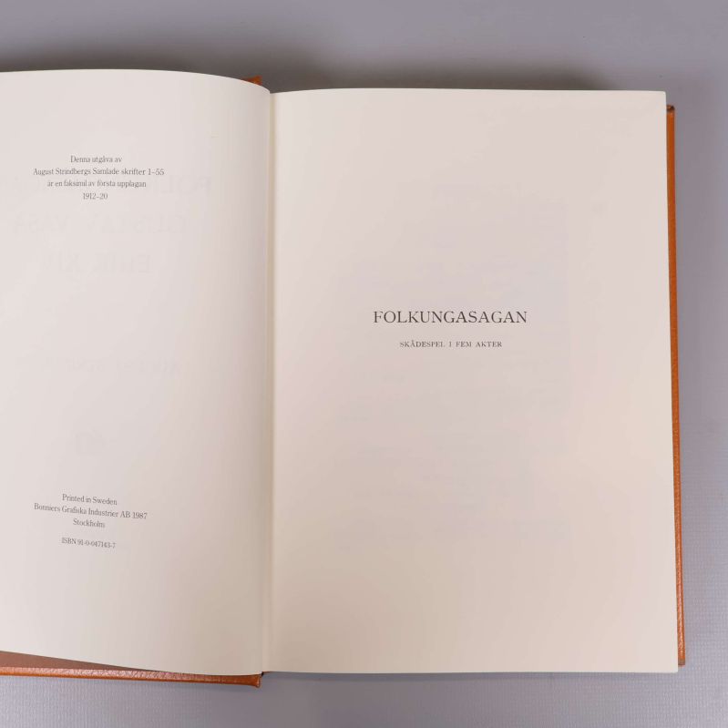 Bok med titelsidan Folkungasagan och ISBN 91-0-04743-7 synlig