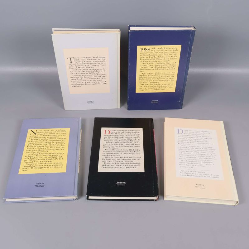 Baksidorna på fem Strindbergiana-böcker, var och en med gul etiketttext
