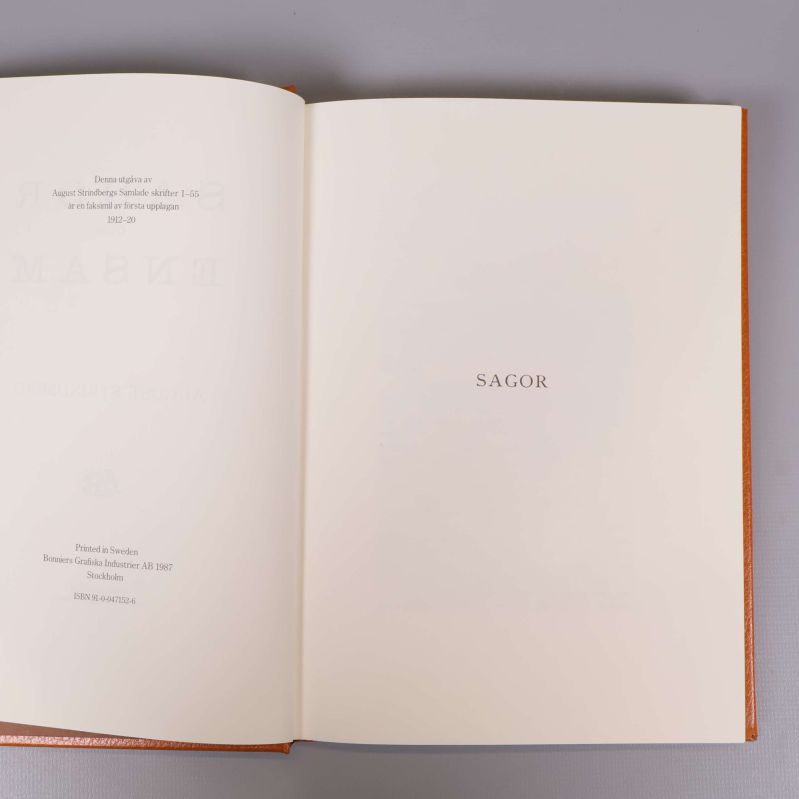 Uppslag med titelsidan 'Sagor' och ISBN-nummer tryckt till vänster