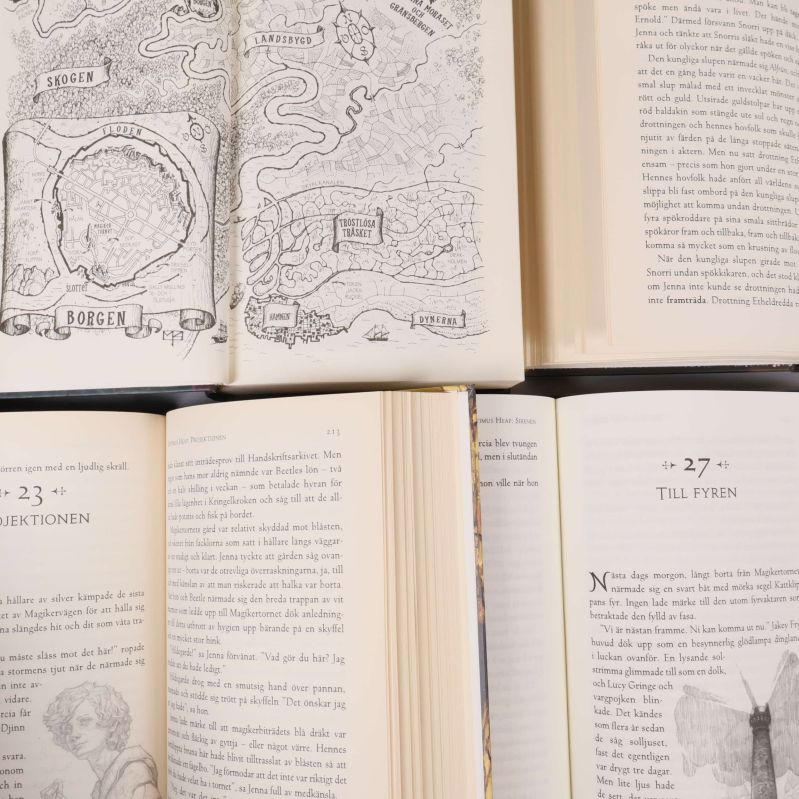 Uppslag ur Septimus Heap-böcker, med karta och kapiteltext synlig