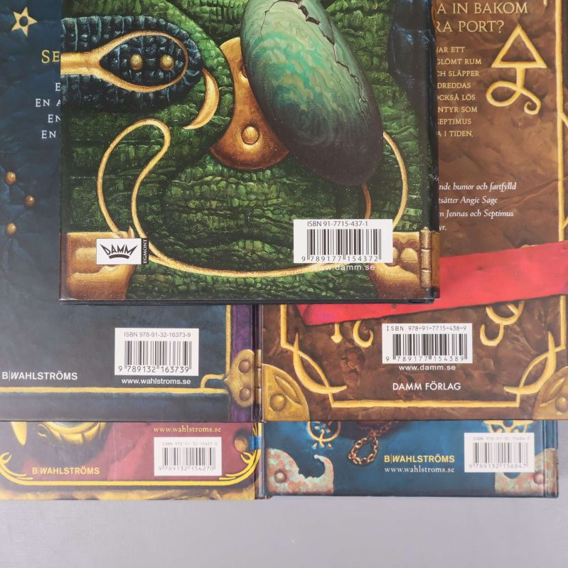 Närbild på baksidor med fem ISBN-nummer från Septimus Heap-böckerna