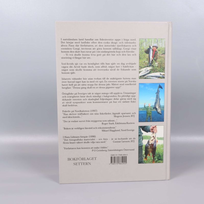 Baksidan av boken I nattsländans land med text och flera fiske- och naturbilder