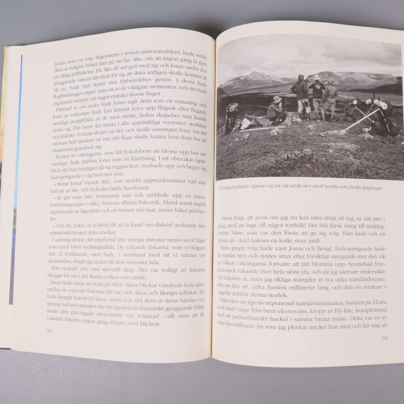 Uppslag med svartvit foto och text från I nattsländans land