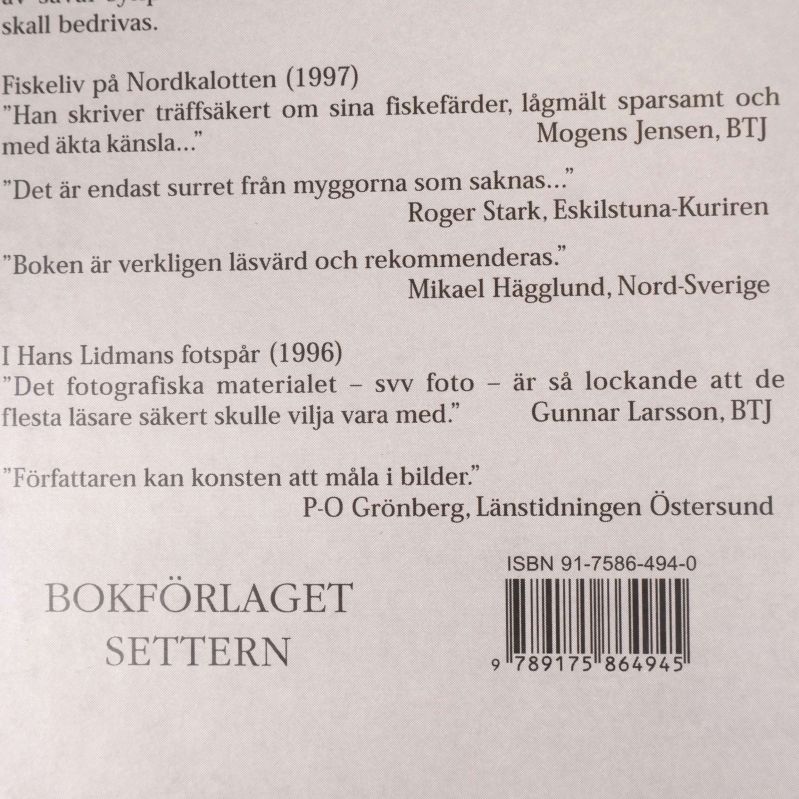 Närbild av baksidan där ISBN-nummer och förlag syns tydligt