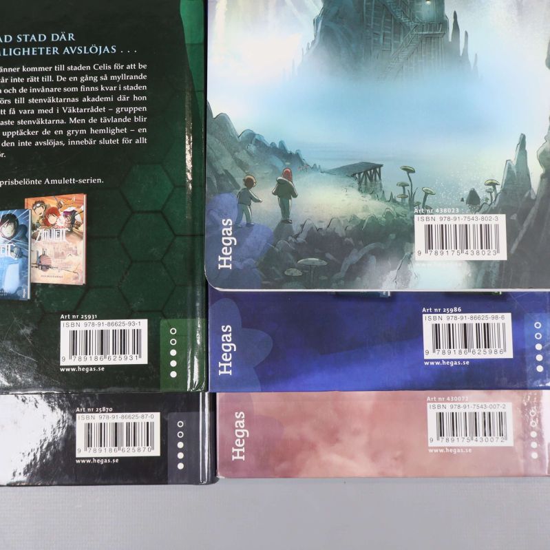 Fem ISBN-nummer synliga på Amulett-böcker