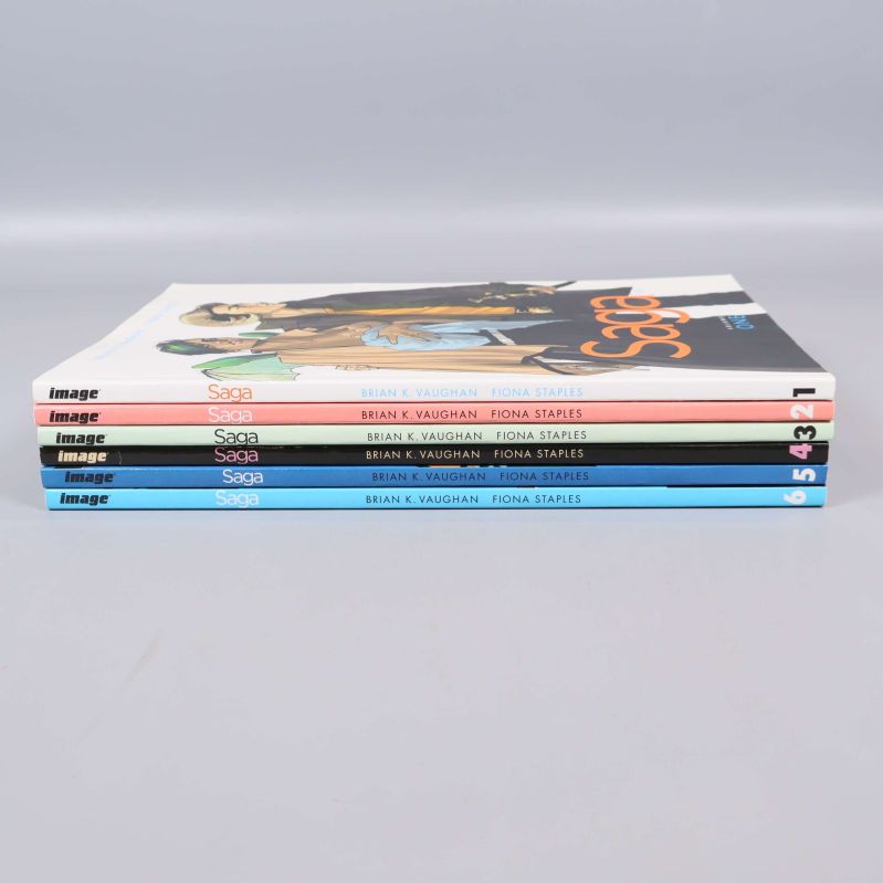 Ryggar av Saga album volym 1 till 6 staplade, samtliga titlar synliga