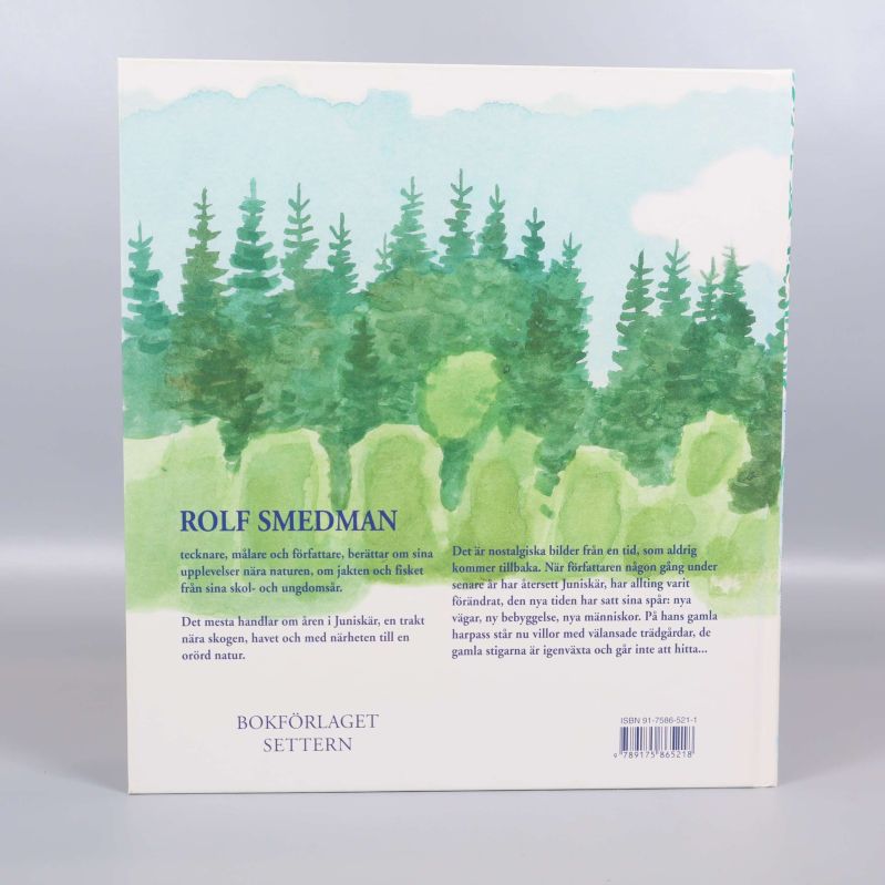 Baksida av boken med ISBN och beskrivande text samt gröna träd
