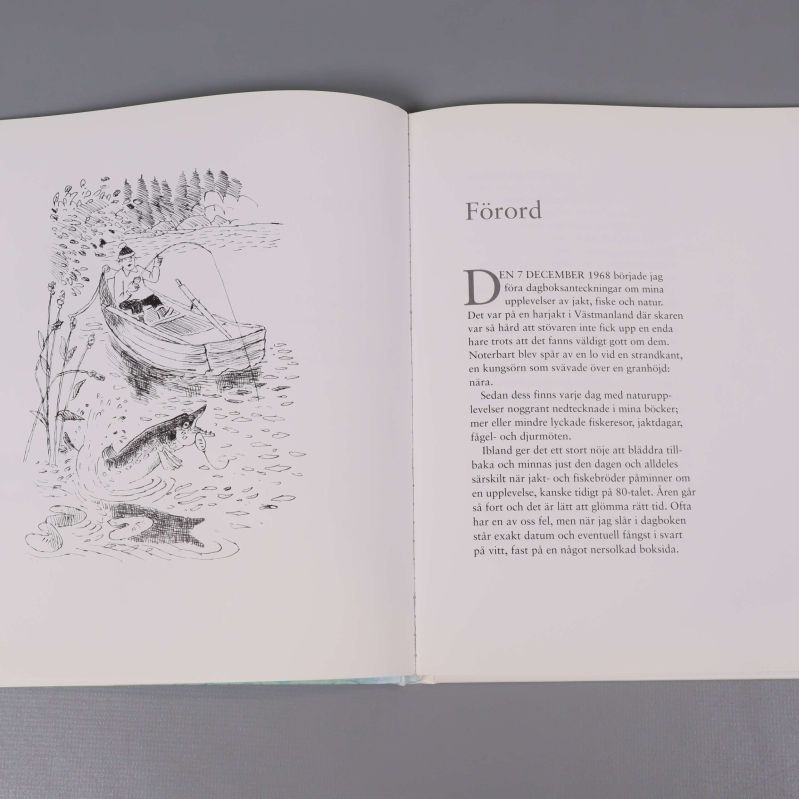 Uppslag med illustration av fiskare i båt och text Förord